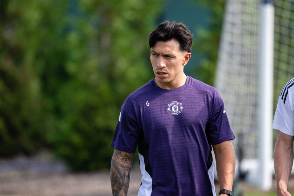 Lisandro Martínez tái xuất: Quỷ đỏ sắp có lại ‘chiến binh không sợ ai’ ở hàng thủ