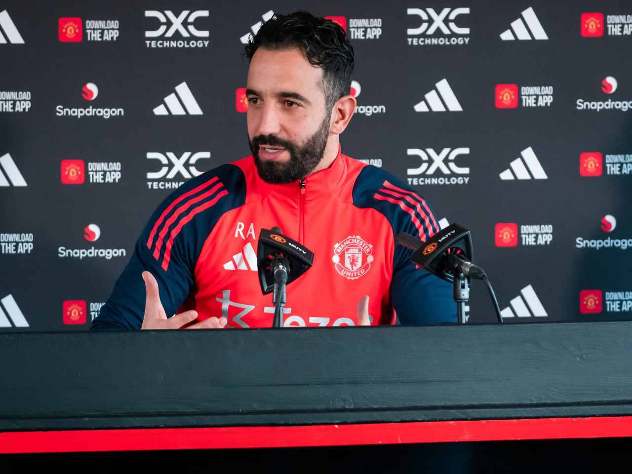 Amorim phát biểu sau trận